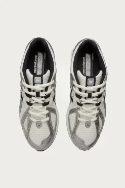 1906R - Silver Metallic/Black/Sea Salt